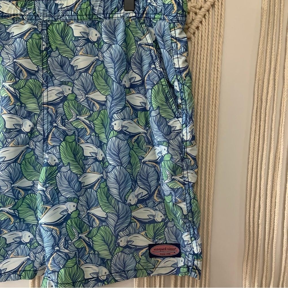VINEYARD VINES Men's 7" Fish Print Chappy Swim Trunks Blue Green Size Small - Picture 3 of 12